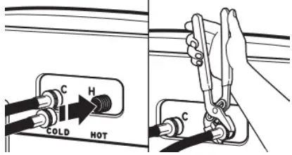 Lavadora de carga superior Whirlpool - Conectar las mangueras de entrada a la lavadora